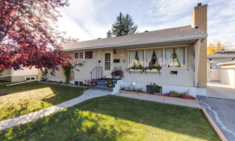 275 Northmount Drive NW