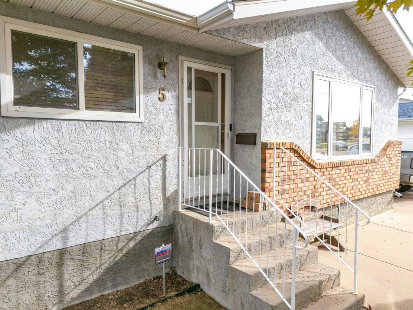 5 Stapeford Crescent SE, Medicine Hat, AB, T1B 3Z1