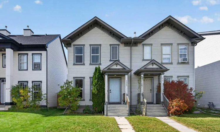 223 Elgin Point SE