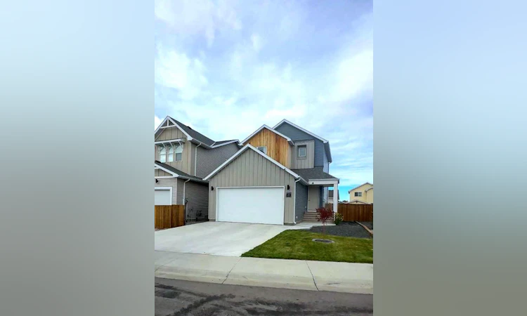 22 Goldenrod Place W