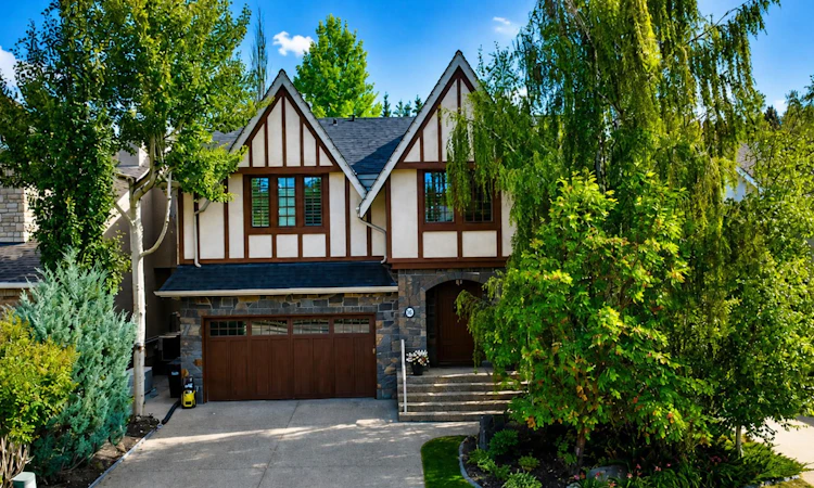 83 Discovery Ridge Boulevard SW