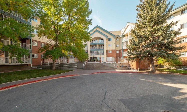 #110-20 3 Street S