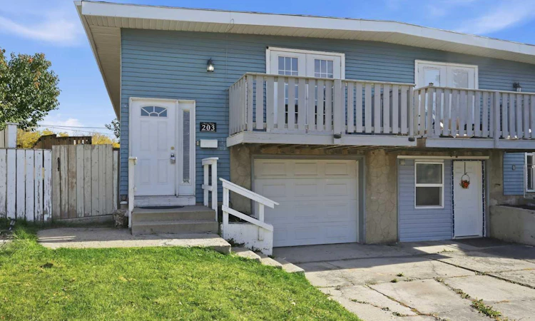 203 Penbrooke Close SE