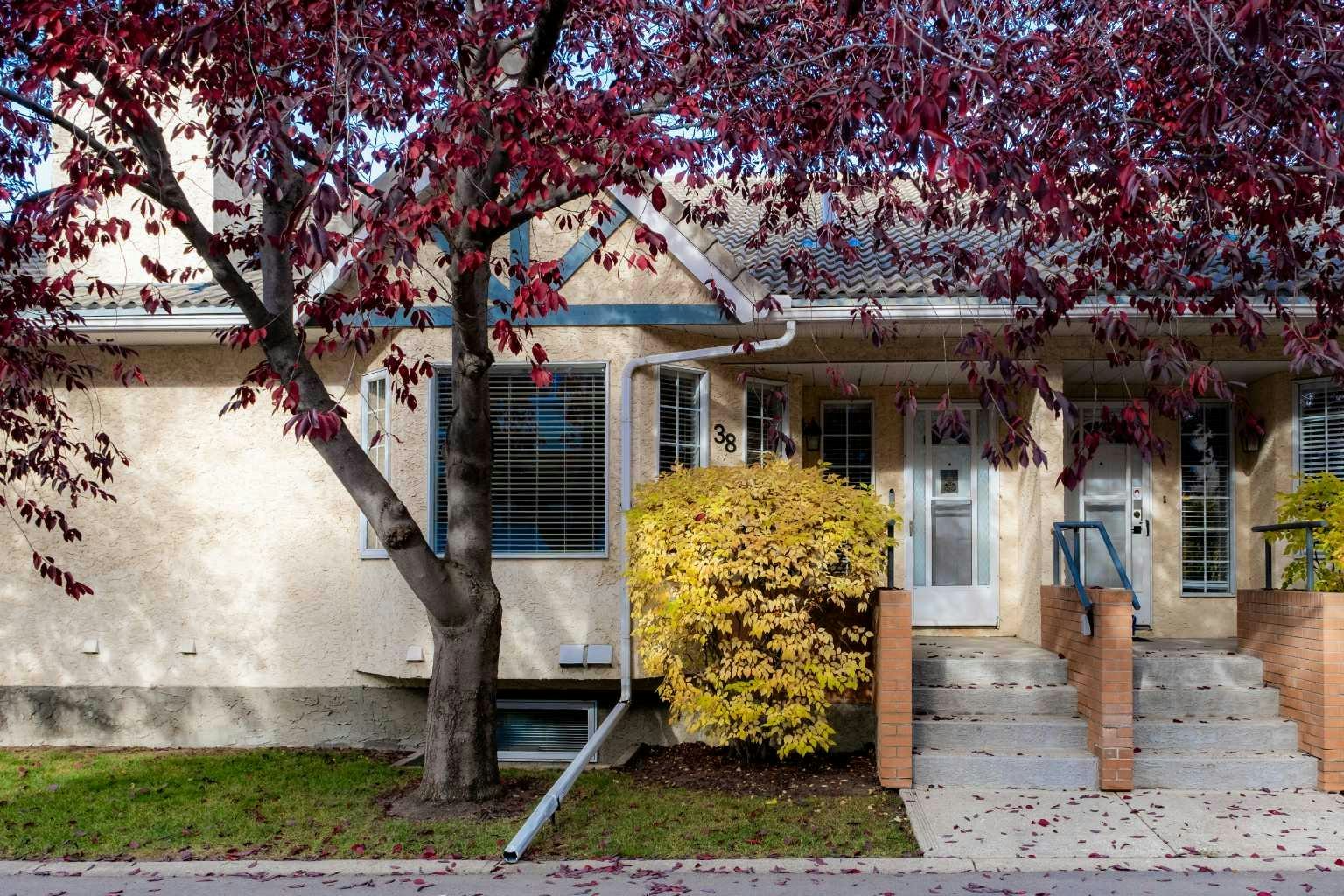 38 Richelieu Court SW, Calgary, AB, T3E 7E9