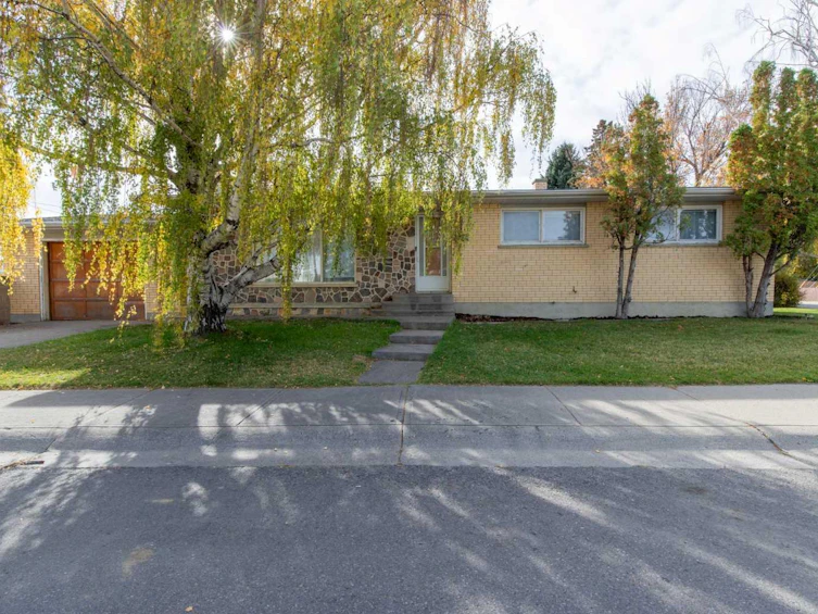 2504 7 Avenue N, Lethbridge, AB, T1H 0Z4