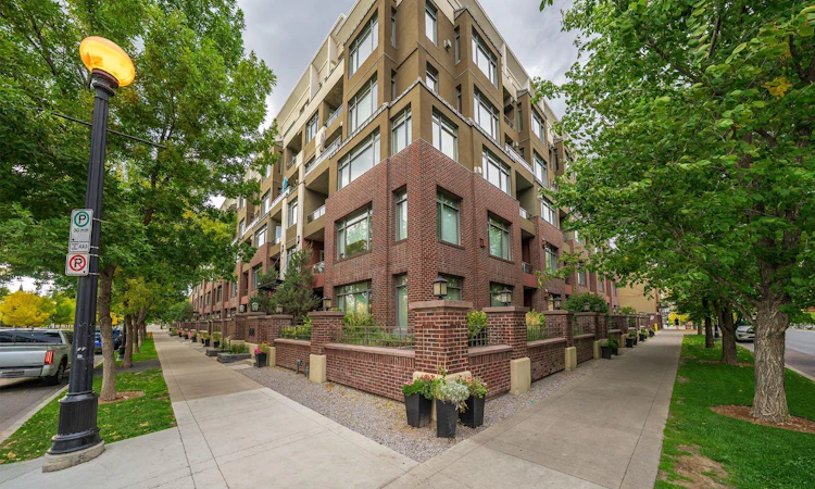 204-990 Centre Avenue NE