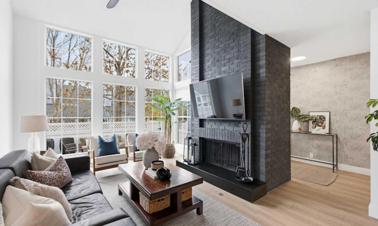 52-28 Berwick Crescent NW