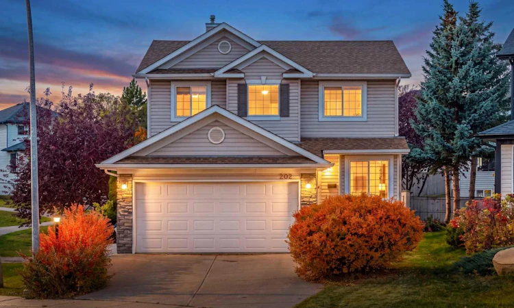 202 Panorama Hills Close NW