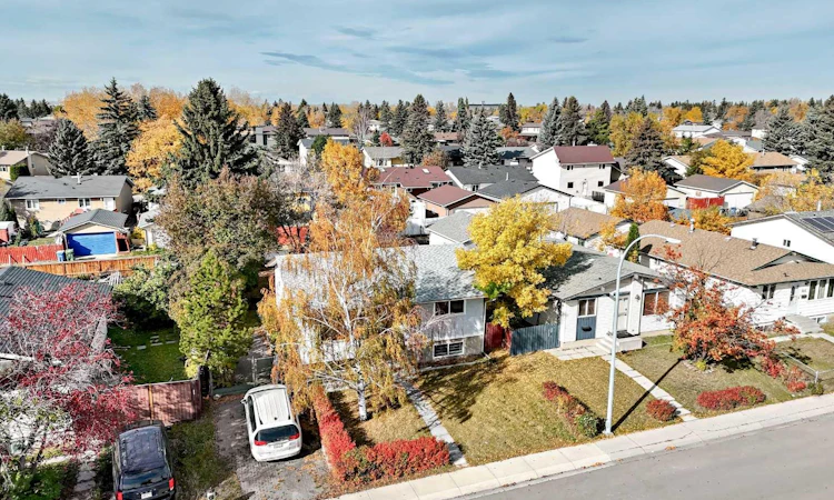 856 Rundlecairn Way NE