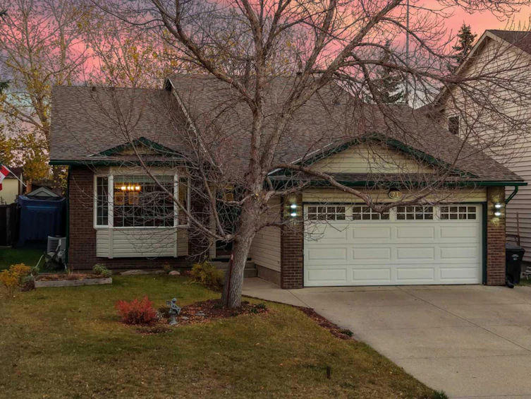 71 Hawkhill Way NW, Calgary, AB, T3G 3A3