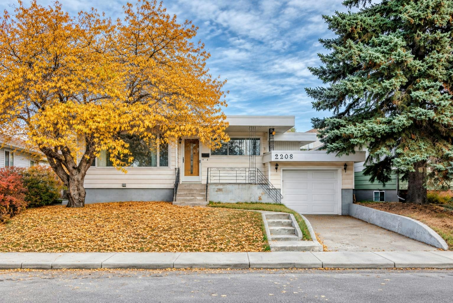 2208 Capitol Hill Crescent NW, Calgary, AB, T2M 4B9