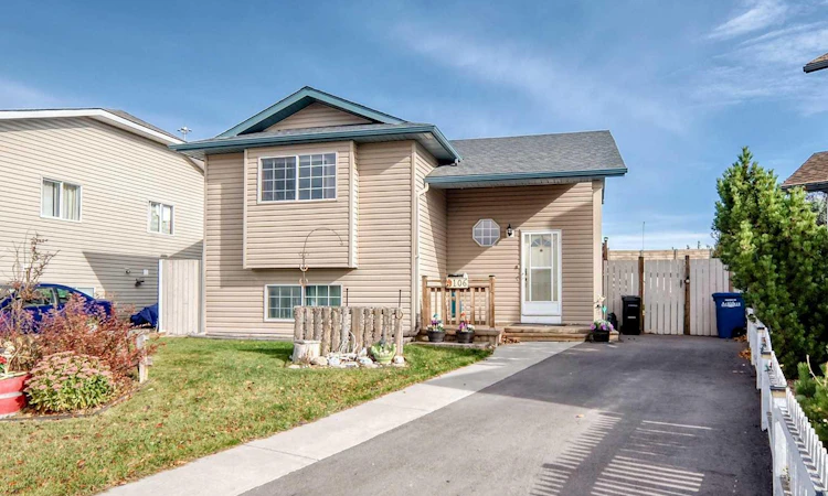 106 Elizabeth Way SE