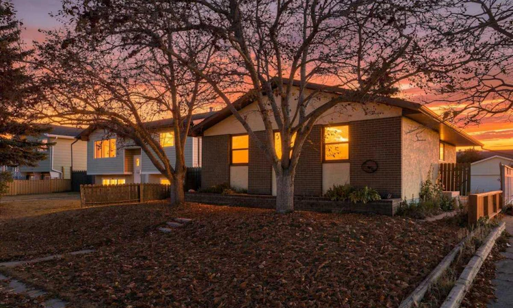 32 Whitman Crescent NE