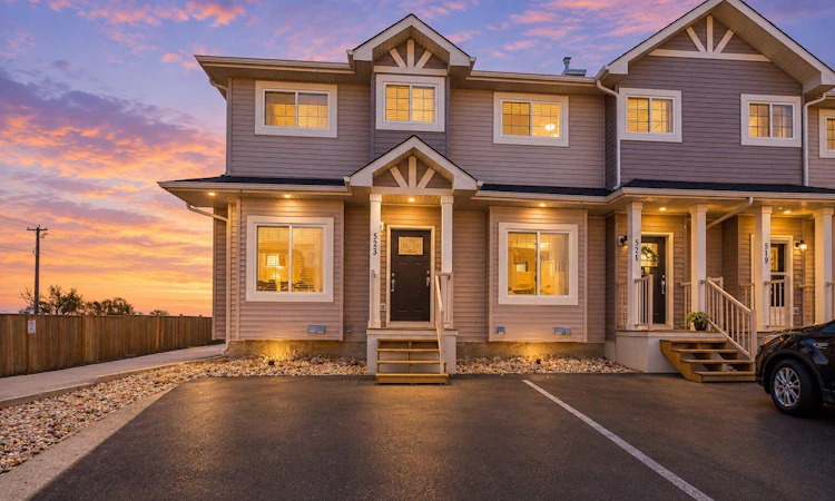 523 Strathaven Mews