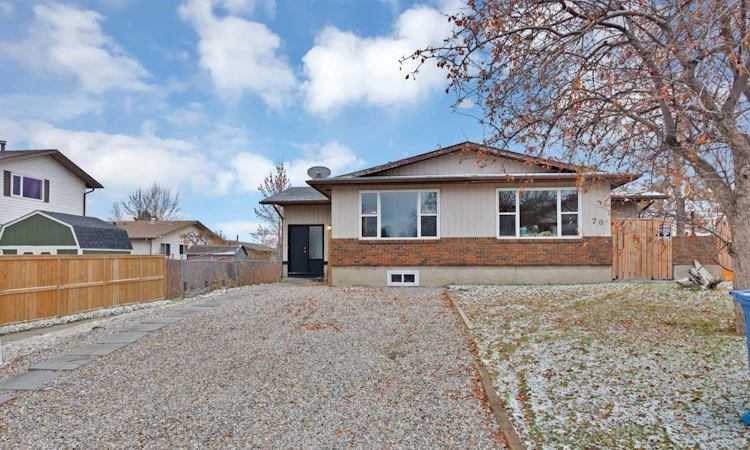 72 Fonda Crescent NE