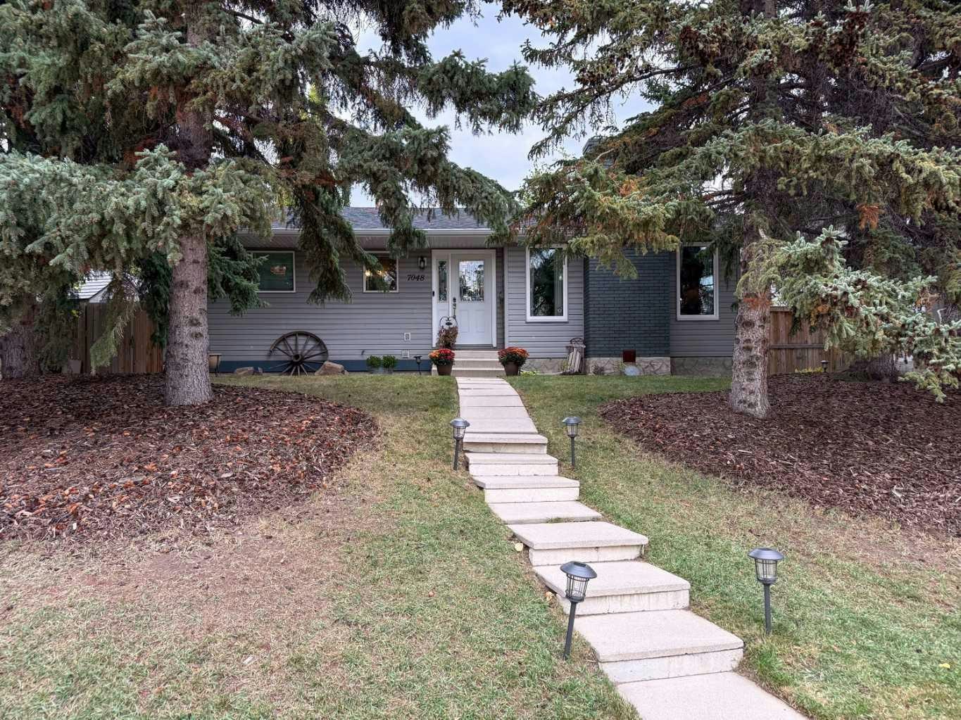 7048 61 Avenue NW, Calgary, AB, T3B 3H8