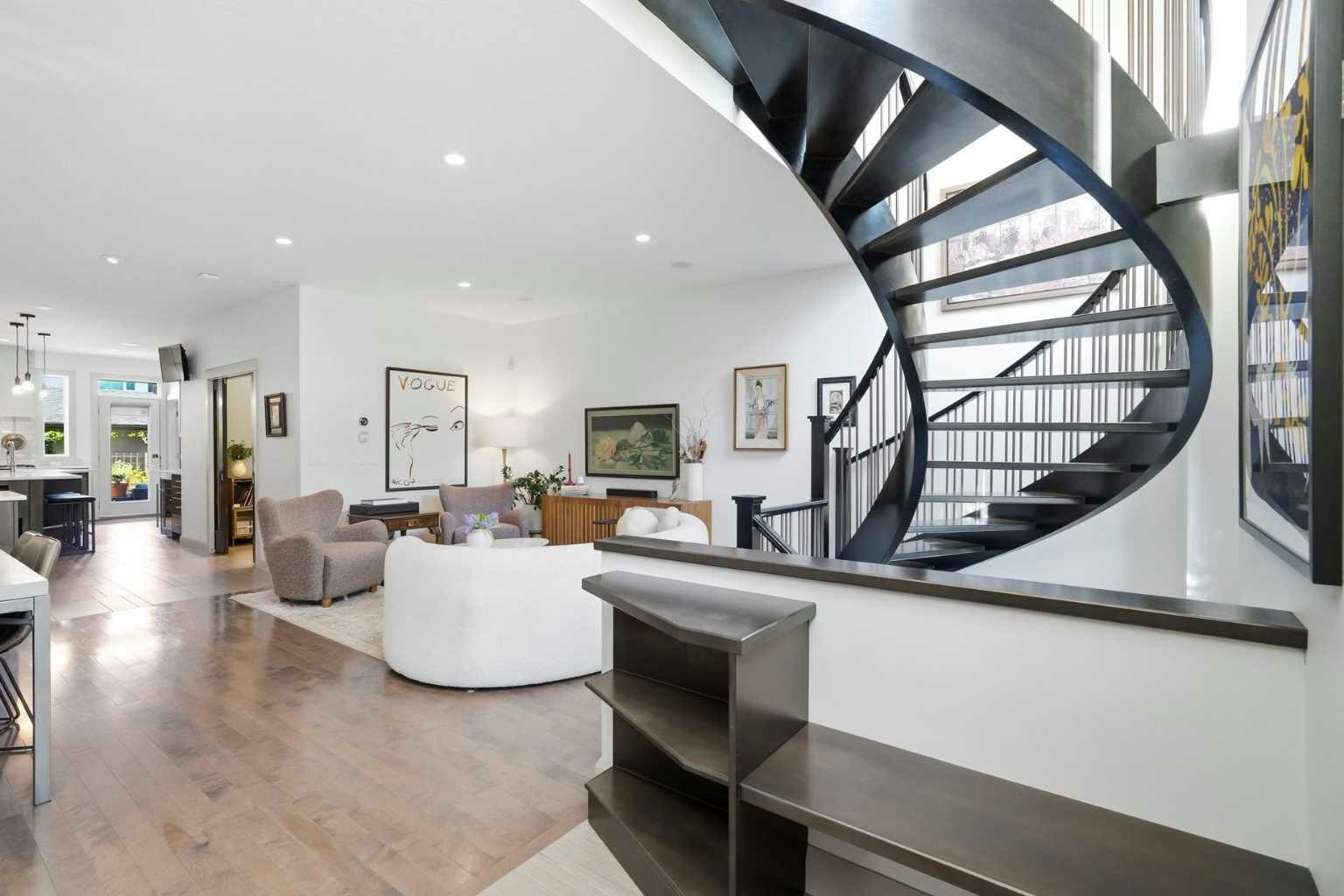 2042 49 Avenue SW, Calgary, AB, T2T 2V4