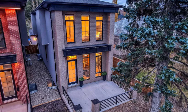 1904 13 Street SW