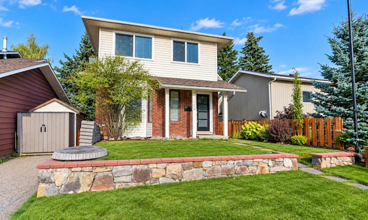 100 Coach Manor Rise SW