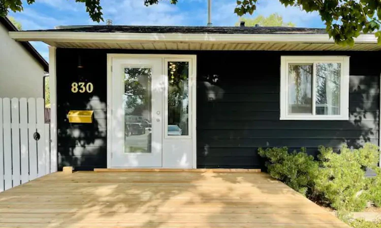 830 Columbia Boulevard W