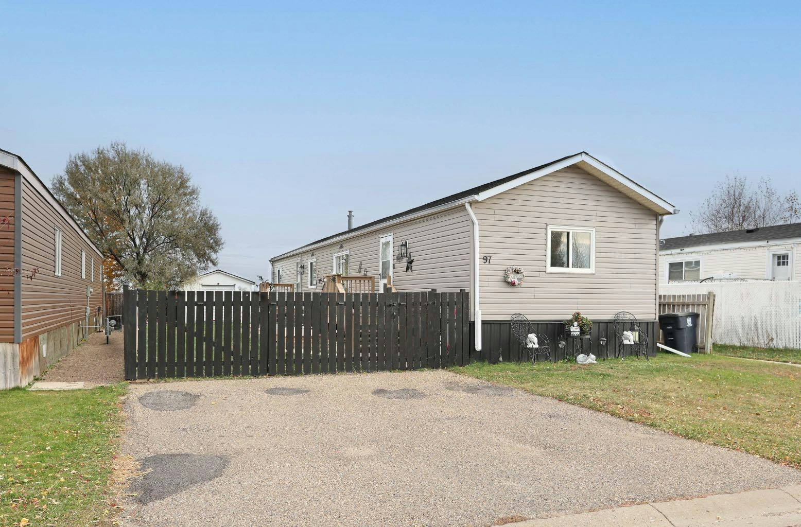 97 Meadow Lake Close E, Brooks, AB, T1R 1G1