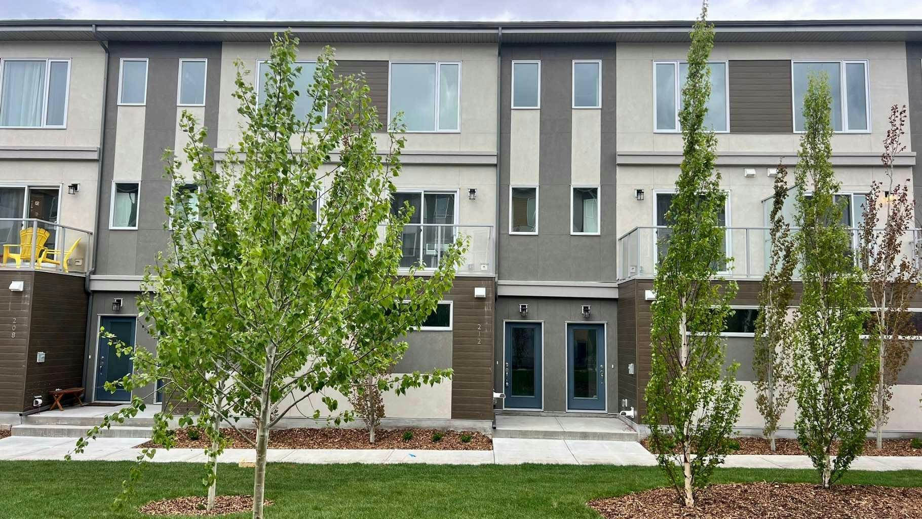 212 Shawnee Square SW, Calgary, AB, T2Y 0T7