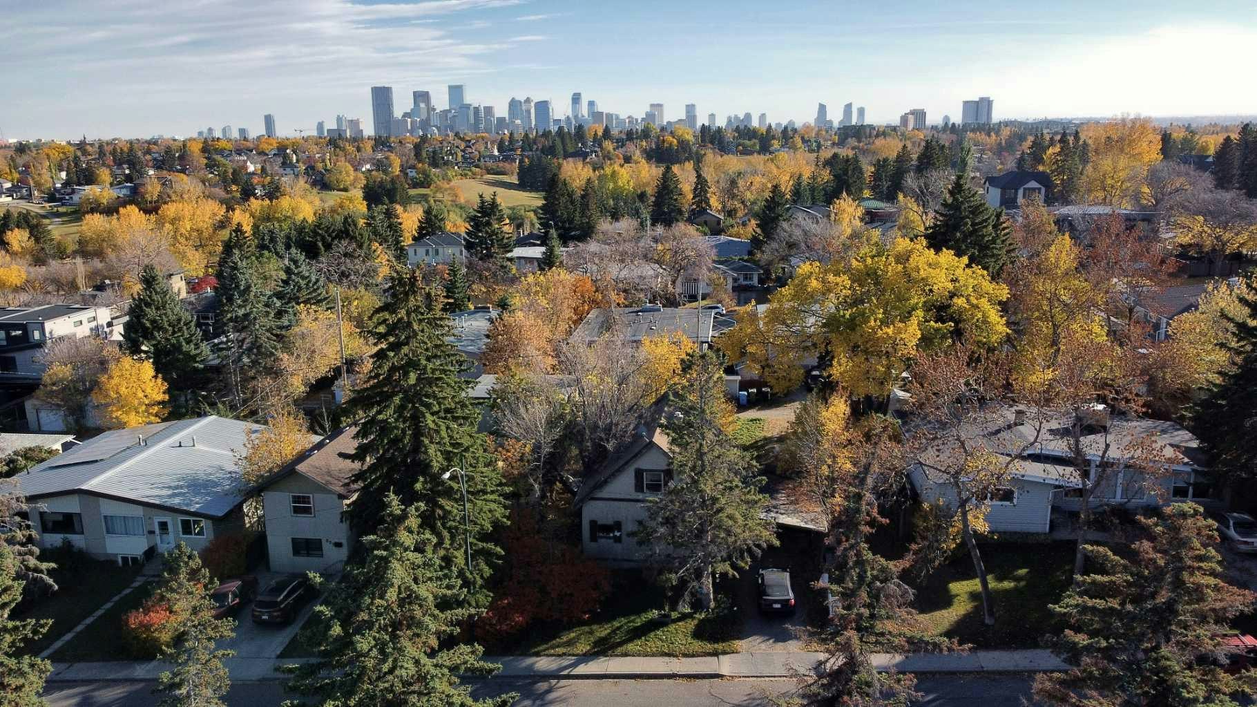 933 32 Avenue NW, Calgary, AB, T2K 0B1