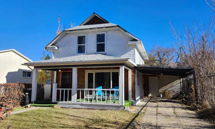 274 3 Street W