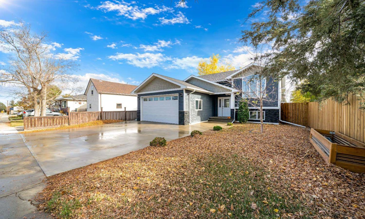 316 3 Street W