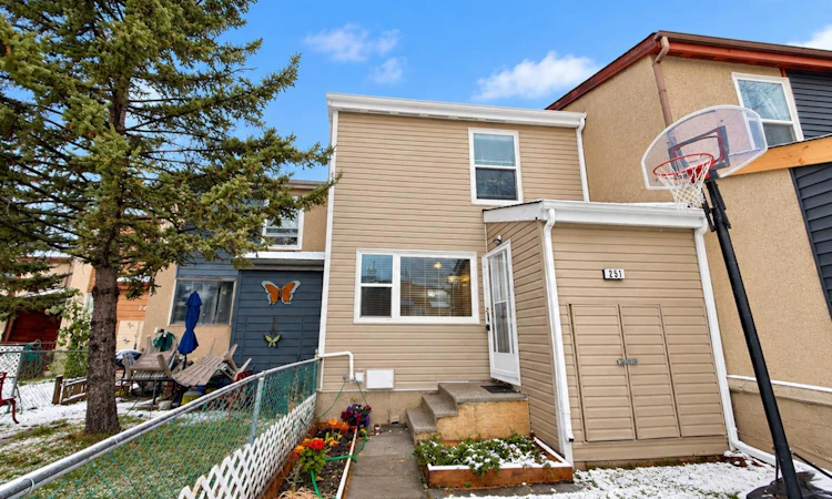 251 Pensville Close SE