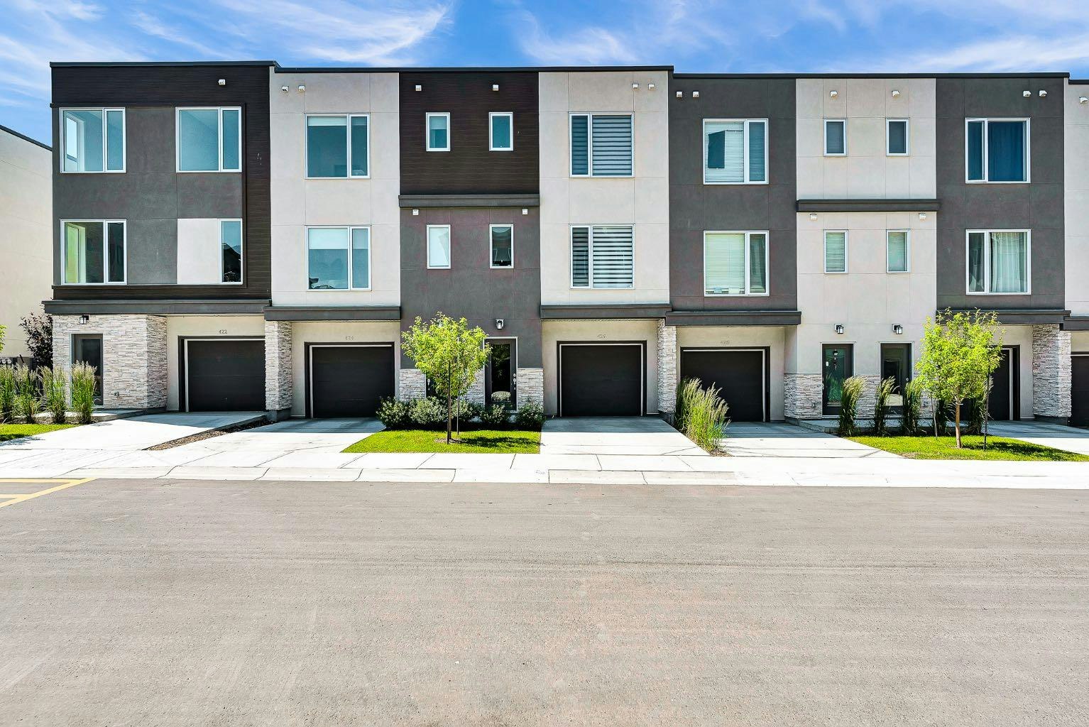 426 Shawnee Square SW, Calgary, AB, T2Y 0W4