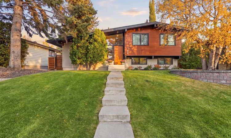2740 Lionel Crescent SW