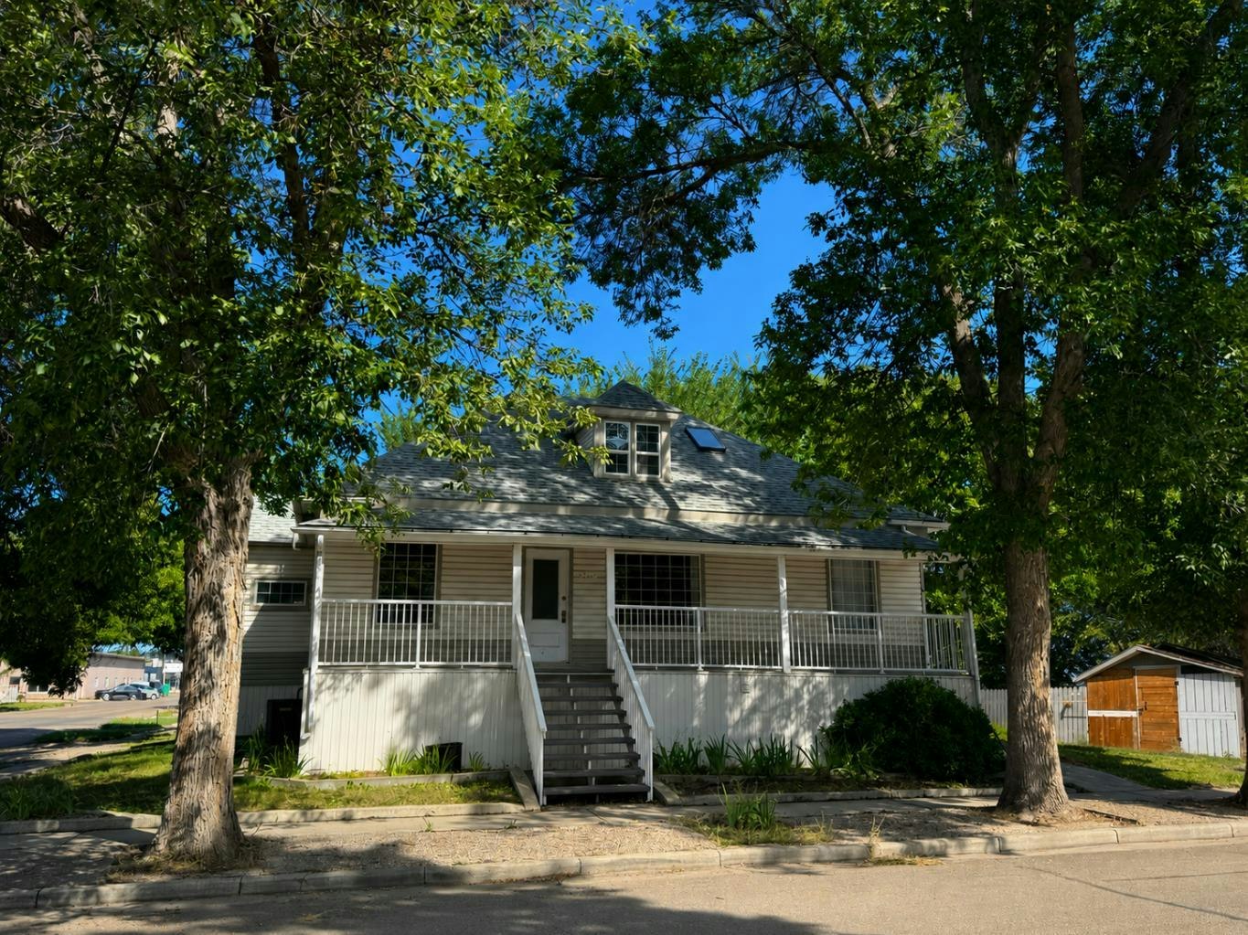 804 8 Street SE, Medicine Hat, AB, T1A 1M8