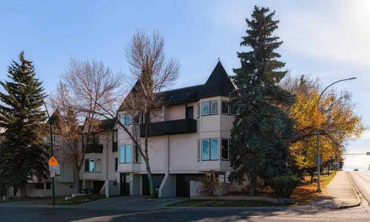 1425 Colborne Crescent SW
