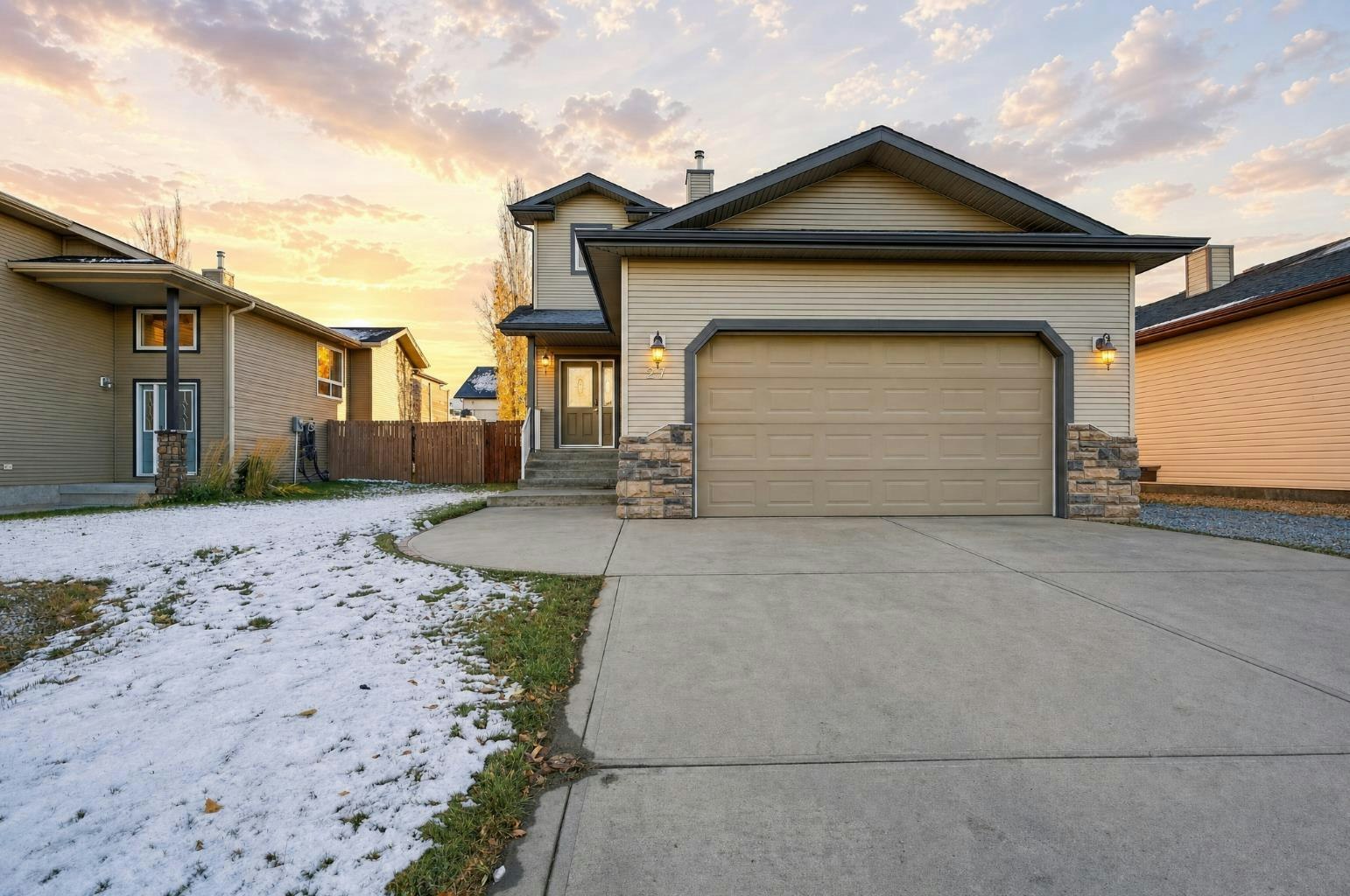 27 Lakeland Road, Sylvan Lake, AB, T4S 0A3