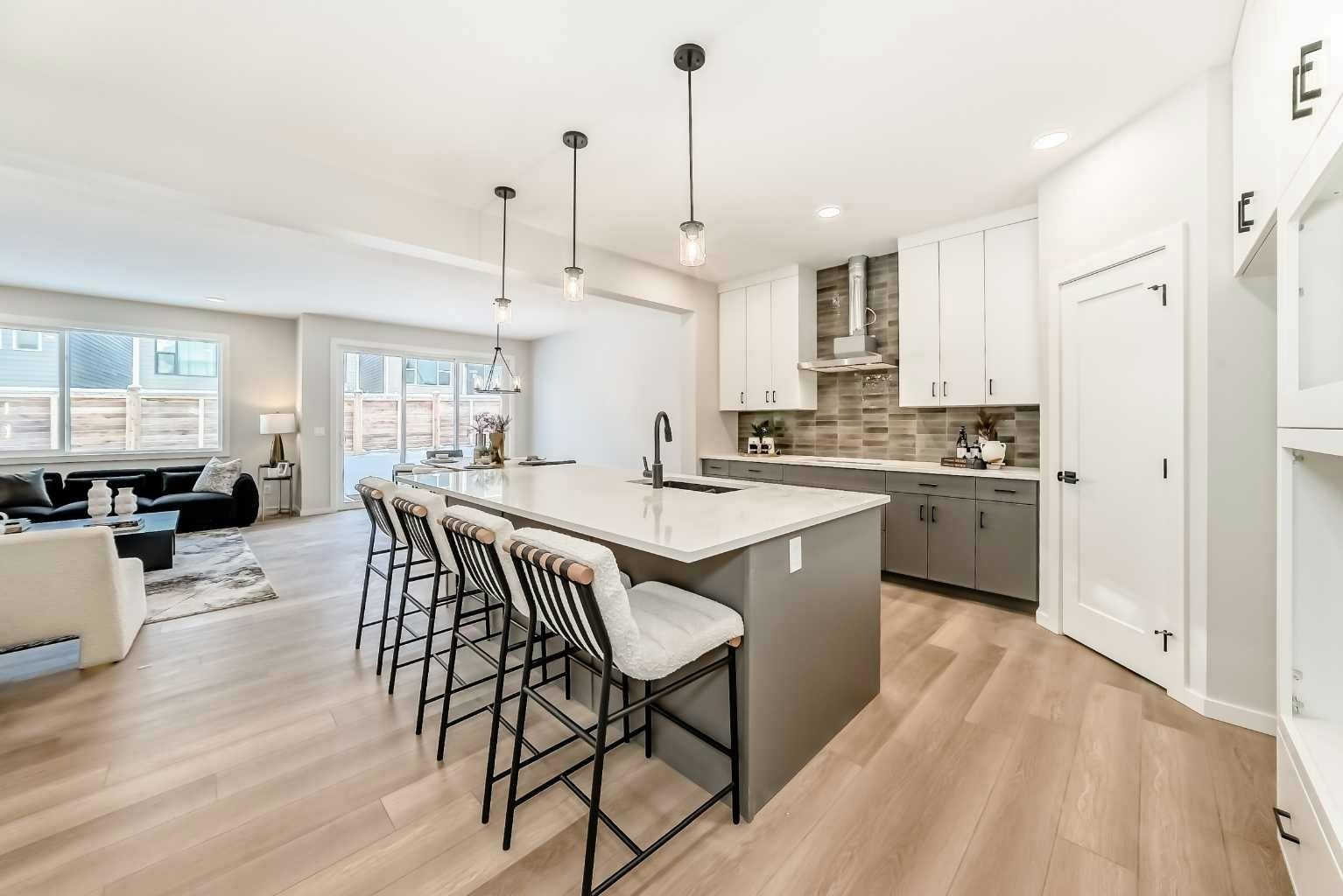 33 Rochester Crescent NW, Calgary, AB, T3L 0P2