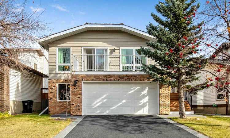 71 Strathclair Rise SW