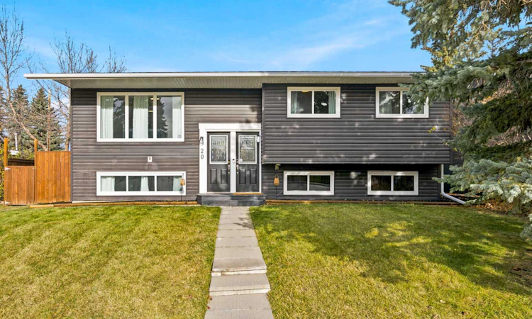 20 Maple Court Crescent SE