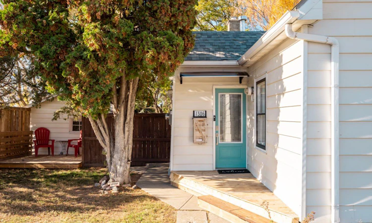 1306 9 Street N