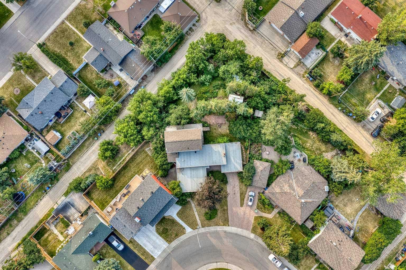 15 Glenview Drive SW, Calgary, AB, T3E 4H4