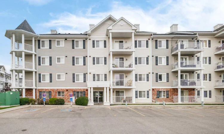 4301-31 Country Village Manor NE