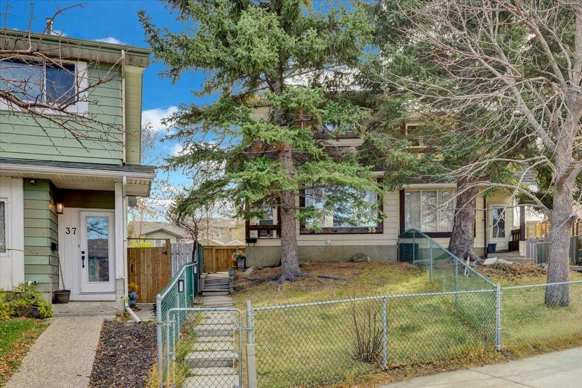 35 Berkley Court NW, Calgary, AB, T3K 1B7