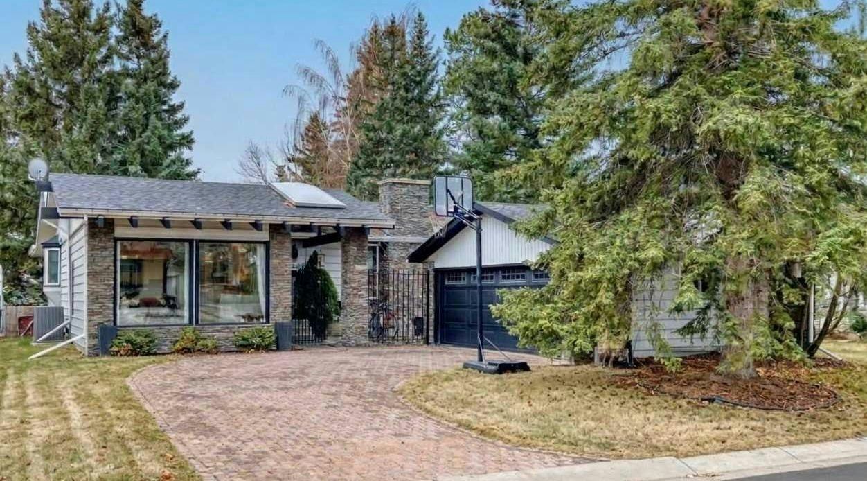 127 Dalcastle Close NW, Calgary, AB, T3A 1Z4