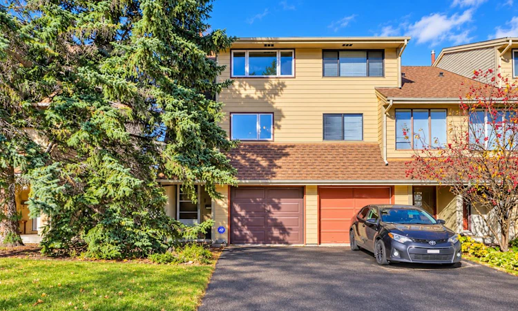302 Woodvale Crescent SW