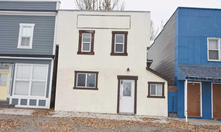 104 Railway Avenue E