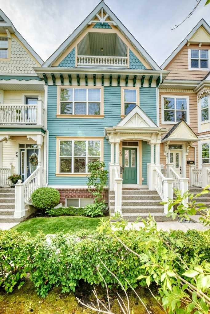 30 Versailles Gate SW, Calgary, AB, T2T 6N5