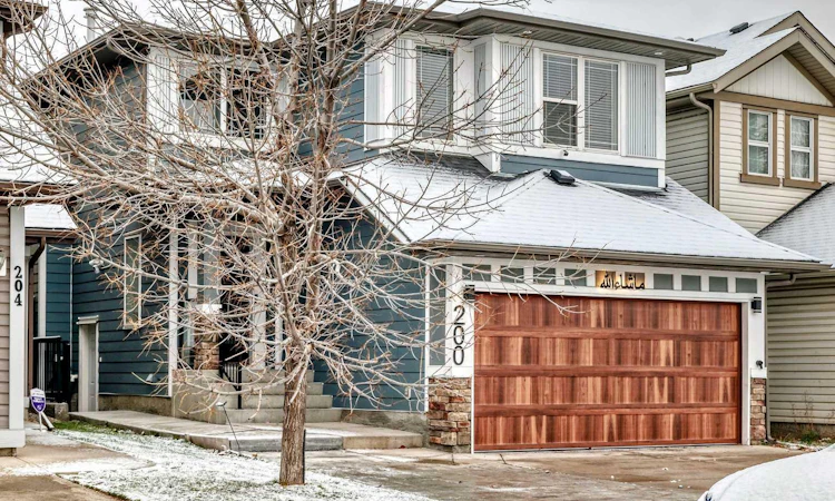 200 Panora Close NW