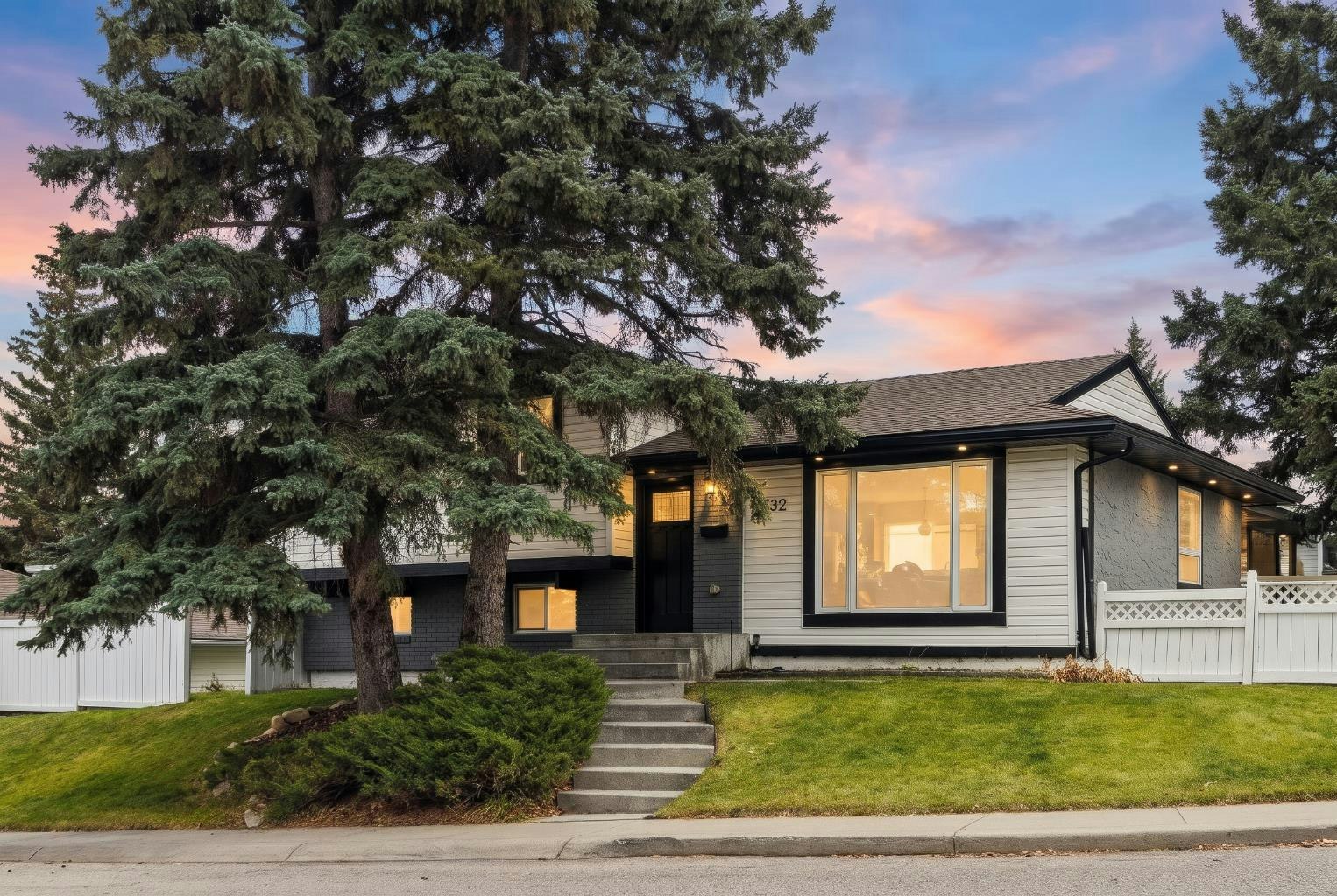 10532 Oakmoor Way SW, Calgary, AB, T2W 2H8