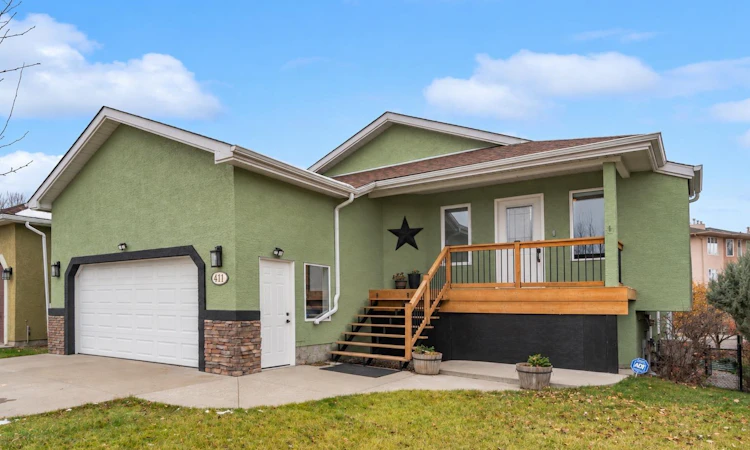 411 Lineham Acres Bay NW