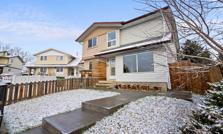 18 Fonda Crescent SE